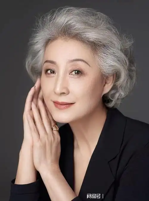 65岁奶奶, 白发不染, 穿搭体面, 不扮嫩也不服老|发型|女性身材_网易