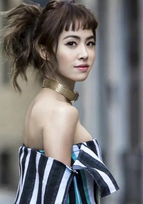 蔡依林的音乐风格多变,从早期的甜美可爱到后来的成熟性感,她不断地