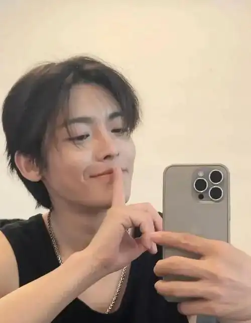 帅气演员侯明昊今日最新自拍照出炉啦太帅了