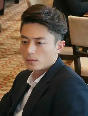 这是一款能让男生更显成熟稳重感的一款大背头发型,搭配上白净又帅气