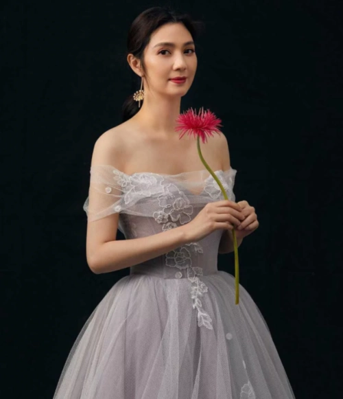 一代美人洪欣50岁容颜未改依旧优雅动人