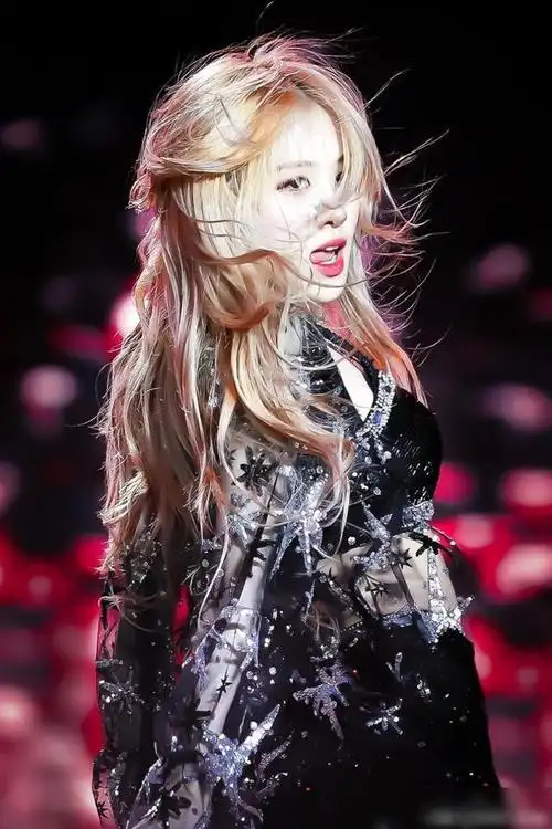 朴彩英是97年出生的小姐姐,身高有168cm的她舞台上经常各种金发造型