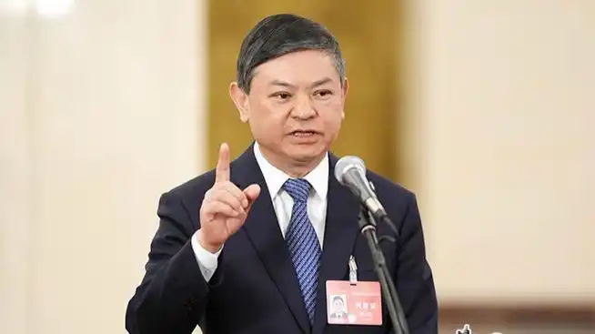 香港记者问环保效果,生态环境部部长:看看外面瓦蓝的天