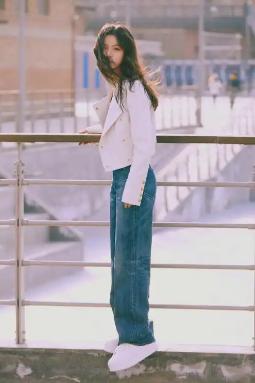 赵今麦初春街拍大片发布.