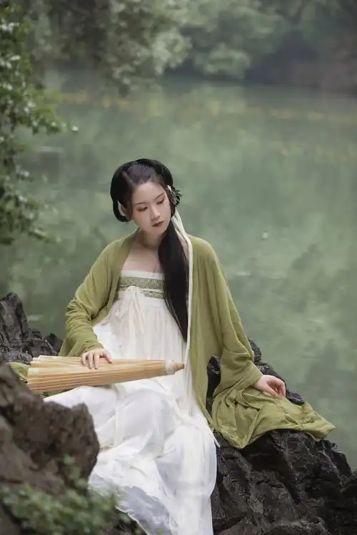 青山绿水古装美女艺术照写真图片