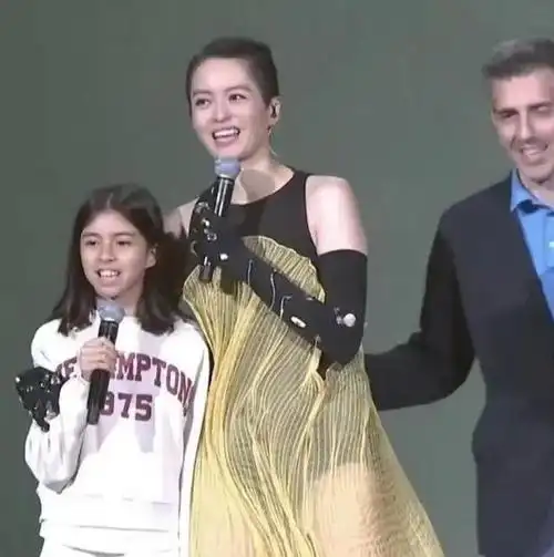 梁咏琪演唱会掀起高潮爱女与老公惊喜现身现场观众感动落泪