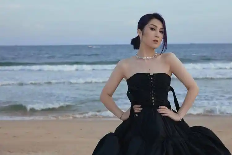 近日,杨千嬅亮相智族gq moty年度人物盛典,并拍摄造型写真.