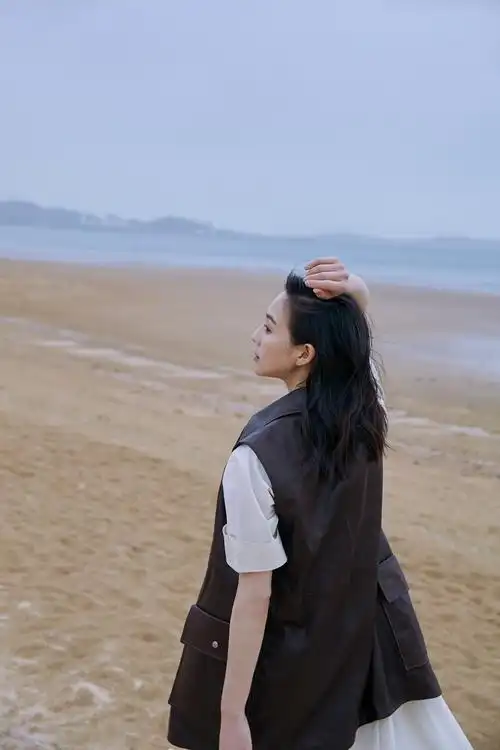 张钧甯海边漫步 洒脱怡人宛如画卷