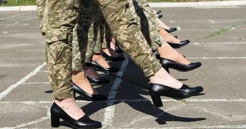 乌克兰军方让女兵穿高跟鞋参加阅兵被批"非人道"