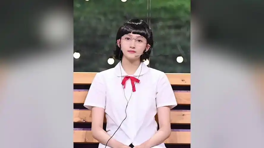 关晓彤娃娃头造型曝光 戴眼镜少女感十足-娱乐视频-搜狐视频