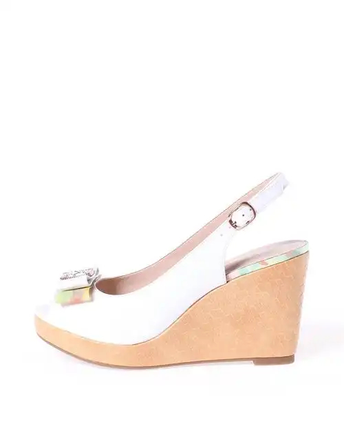 达芙妮甜美水钻饰蝴蝶结鱼嘴坡跟白色女凉鞋