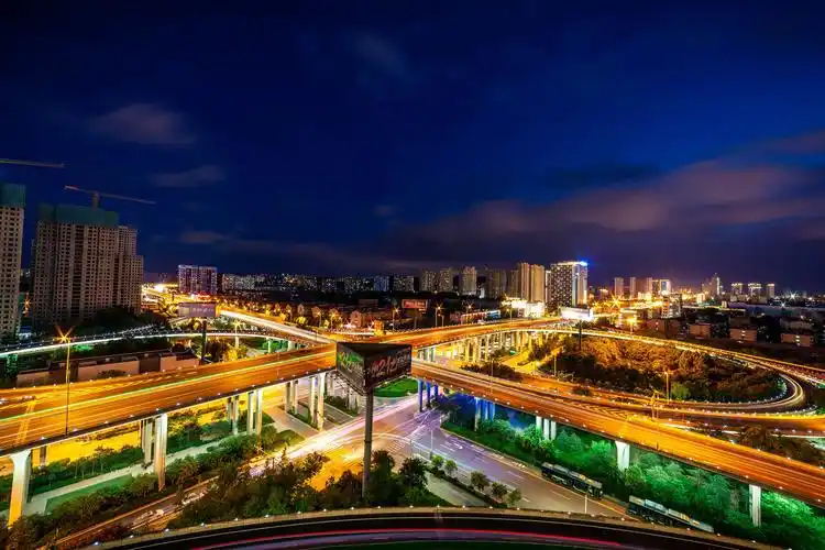 《城市亮化人》——在2021新年之际———致敬!点亮都市繁华的建设者.