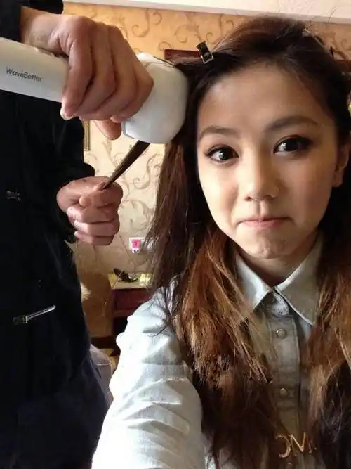 邓紫棋,晒素颜照曝光,被网友喷长得丑,整个人都变得不自信了_化妆