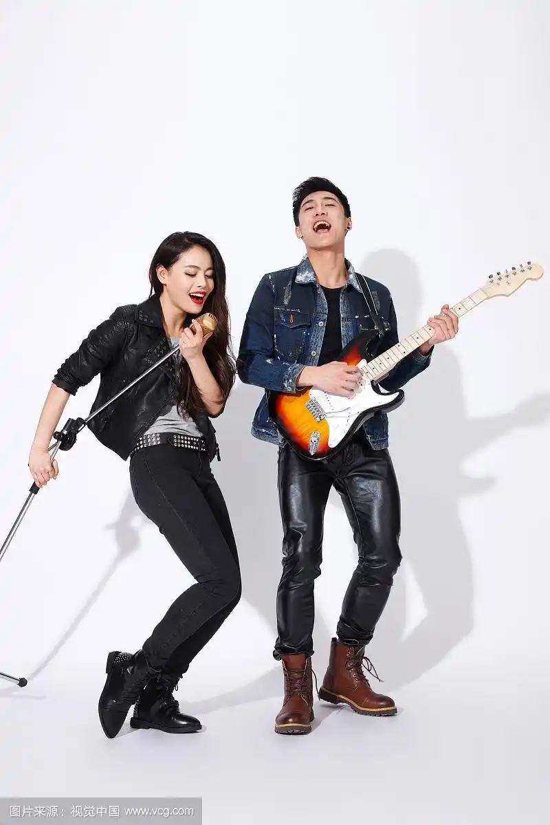 时尚的青年男女唱歌