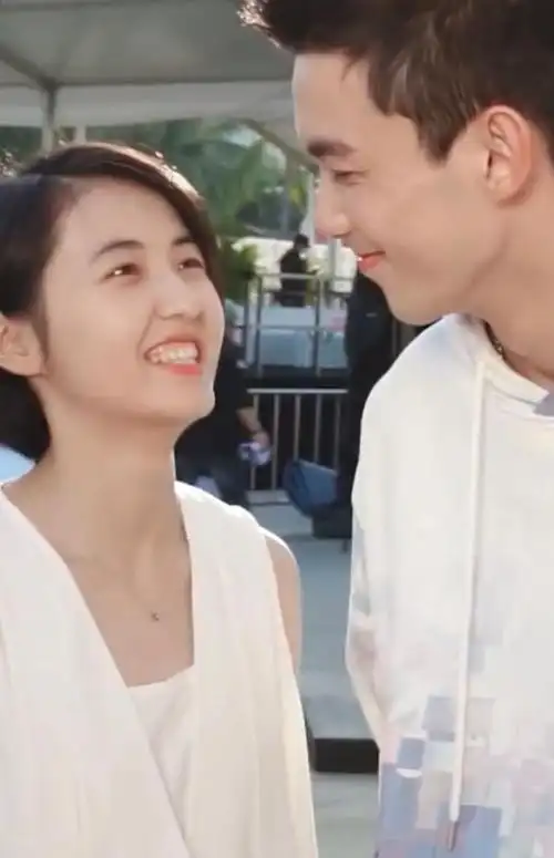 想磕青梅竹马cp!吴磊看张子枫眼神太宠溺,真的好像热恋小情侣