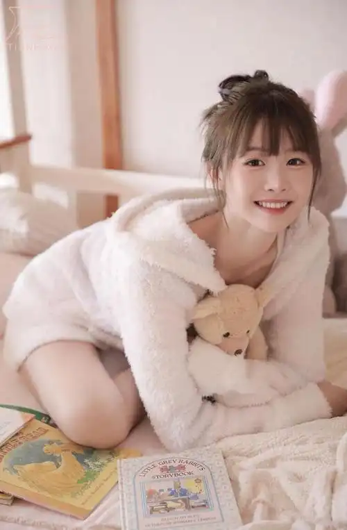 毛绒版白色休闲好看的睡衣美女既漂亮又可爱很适合这样的穿搭