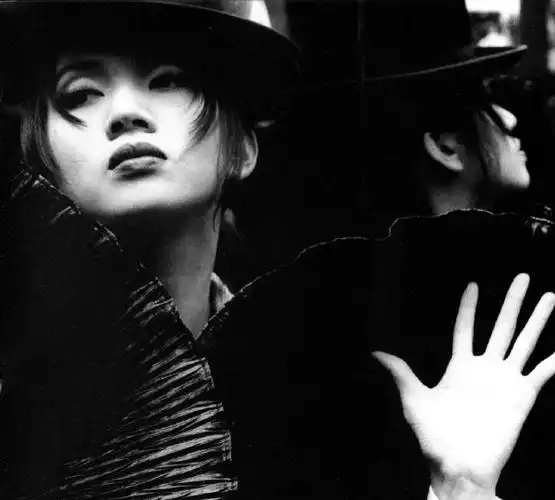 老照片梅艳芳1994年专辑是这样的写真