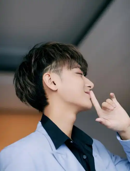 黄子韬水蓝深v西装帅气写真318