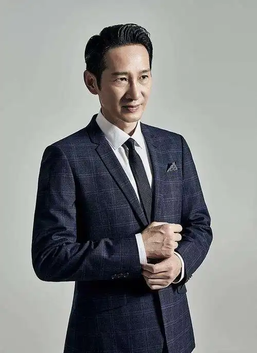 王劲松发生什么事了("老戏骨"王劲松的"消失")_金纳莱网