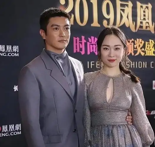 霍思燕身材被低估了!穿镂空裙 麻花辫像女王,小4岁的杜江像跟班