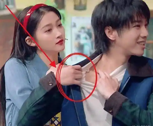 华晨宇"撩"开衣领,关晓彤就直接上手,这么快就"装"不下去了?