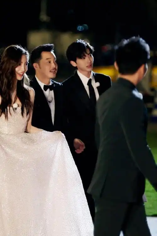 蔡徐坤《奔跑吧》路透来袭!西装坤化身暖心绅士帮baby姐提裙子