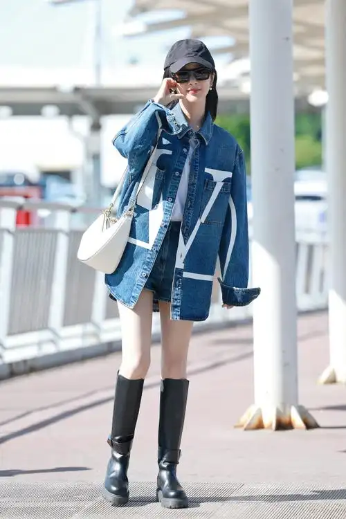 杨紫现身北京机场出发前往巴黎.