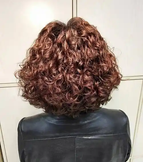 原创女人过了50岁别再黑长直了全头烫才洋气时尚有气质