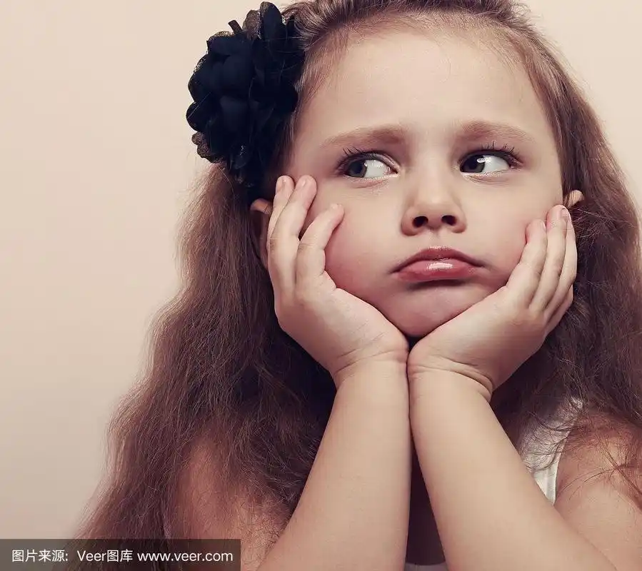 可爱的女孩撅着嘴,看起来很伤心.特写镜头的肖像