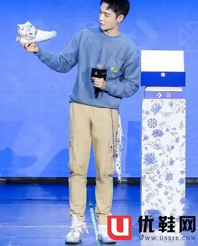 张艺兴匡威青花瓷帆布鞋开箱测评夜光大底上脚超帅气