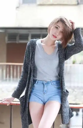 短发的热裤美女一样性感和可爱.