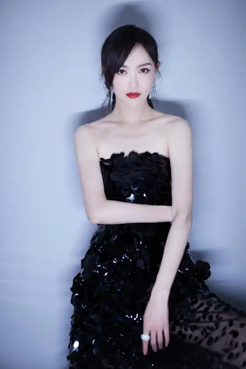 唐嫣亮片抹胸裙性感写真图片_明星_美桌网