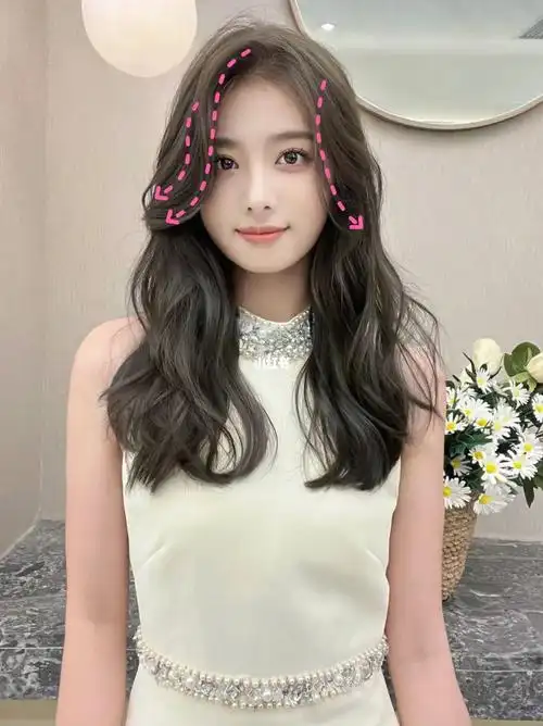 八字刘海看起来会厚重一些多出一些优雅与高级搭配浪漫卷发给人制造出