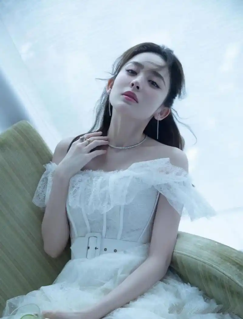 美丽的古力娜扎婚纱照