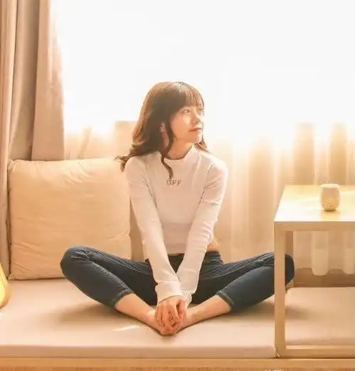 赖美云紧身牛仔裤加上玉足 好喜欢