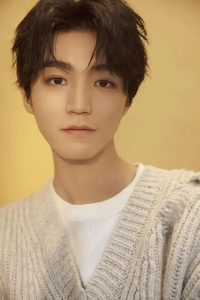 简介:王俊凯针织毛衣白t清爽温暖写真图片,分享一组王俊凯图片给大家