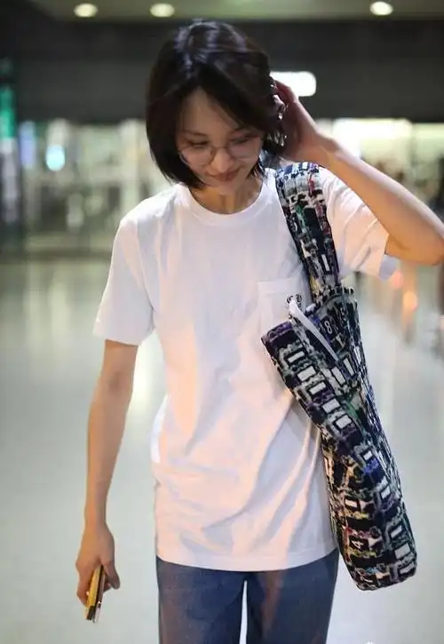 郑爽素颜现身上海机场,首谈爱情观,不看颜值而看价值观_网易订阅