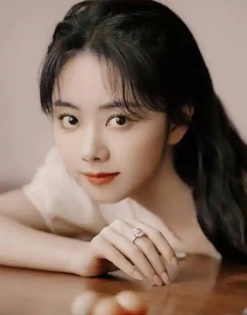 30 谭松韵纯欲妆真是太飒了,几点妆容技巧!