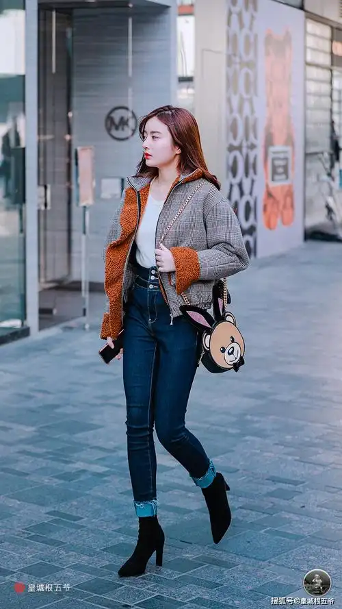 街拍时尚达人们总是愿意独立思考她们不会去模仿别人的穿搭