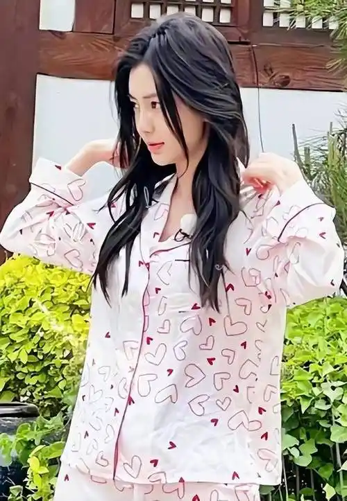 杨颖跑男节目曝出睡衣素颜照,普通人如何拥有明星完美肌肤?