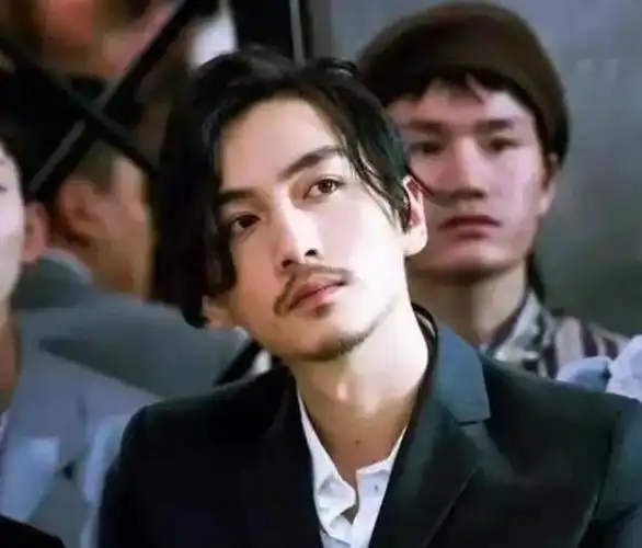 北京这天,被"光头造型"走红毯的陈晓惊艳,有颜任性却惊艳全场