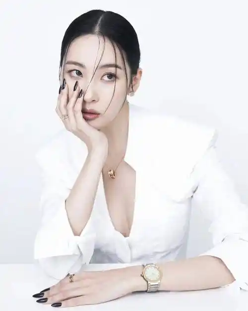 性感小天后李宣美写真赏,纯天然身材令人惊艳,带你领略她的独特魅力!