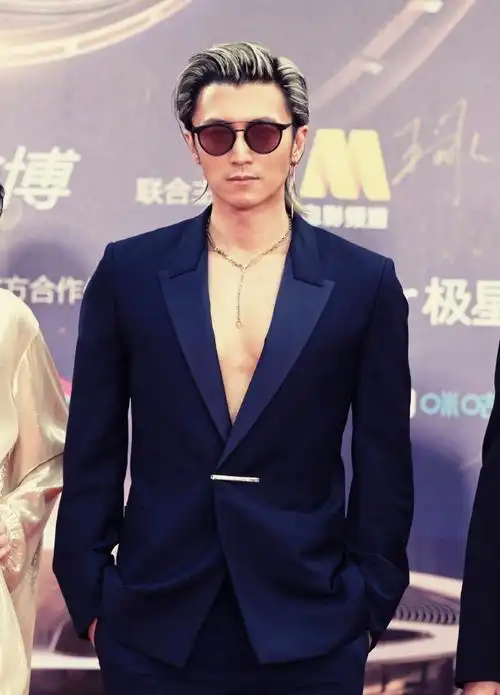 谢霆锋真空西装太顶了##微博电影之夜红毯##微博电影之夜