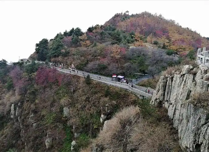 从天街回望我们刚刚到达的索道站月观峰,满山色彩斑斓,秋色尽显.