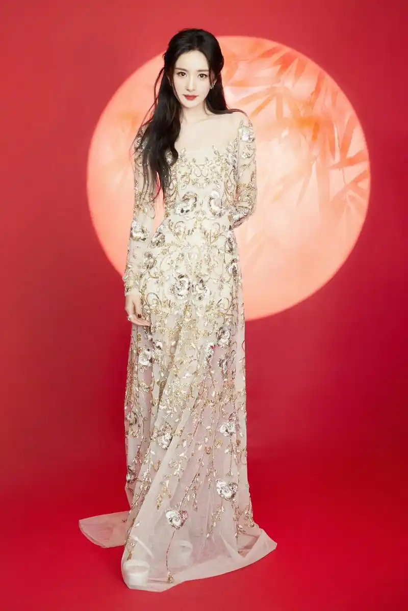 杨幂这件香槟色礼服采用了精致的刺绣设计,不仅能够彰显礼服的层次感