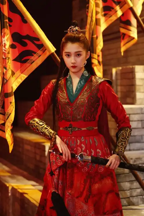 关晓彤写真大片曝光一身红色古装酷飒感十足