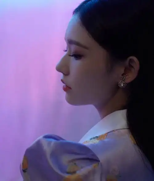 林允身穿紫色宫廷风上衣俏丽温柔 少女气质拉满-搜狐大视野-搜狐新闻