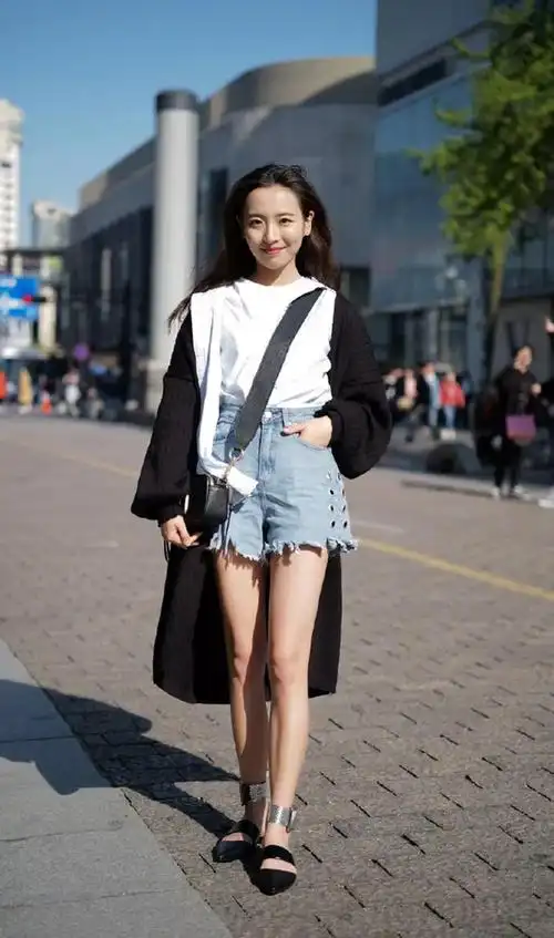 路人街拍露腿性感美女路人频回头