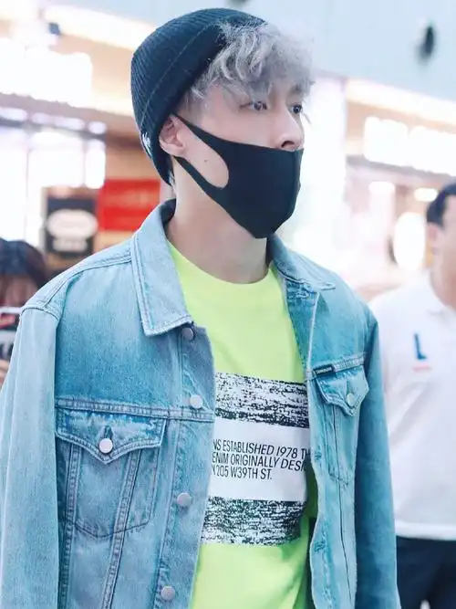 张艺兴换新发型啦一身牛仔搭配居然也这么帅气