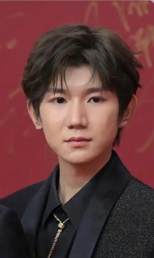 王源这是怎么了?感觉皮肤状态好差,眼睛里没了光,得多